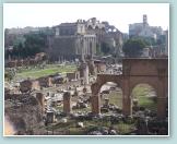 (32/60): Forum Romanum: W miejscu spalenia ciaa Juliusza Cezara byy czerwone re pozostawione przez wspczesne wielbicielki... / - Ewelina - /