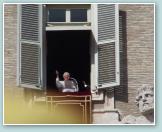 (47/60): Modlitwa Anio Paski: O godz. 12:00 w papieskim oknie naszym oczom ukaza si dugo oczekiwany przez nas Benedykt XVI. Papie  wspomnia o Matce Celinie i pobogosawi nam... / - Ewelina - /